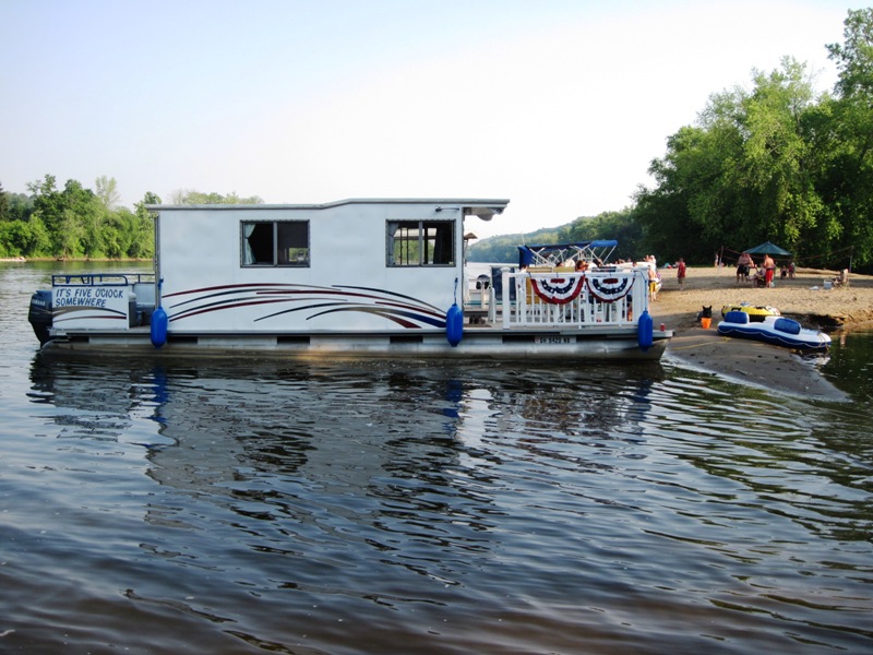 Houseboat_on_Sandbar.jpg